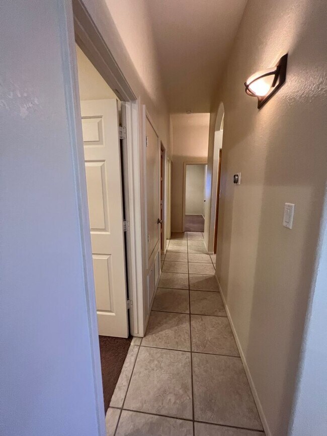 Building Photo - 4 BED POOL HOME!