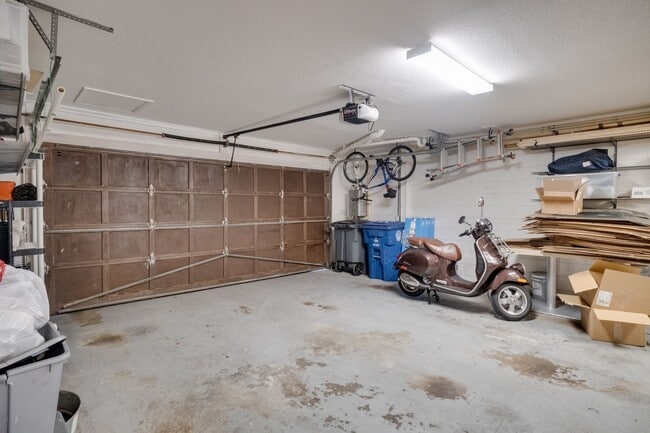 Building Photo - Exquisite 3 bedroom 2.5 bath two-story Executive Condo in Winter Park with 2-Car Garage