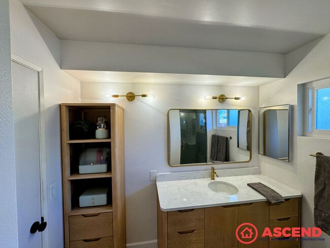 Building Photo - Lovely Home In Olive Dr Area!