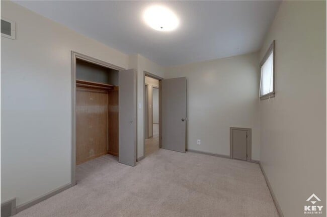 Building Photo - 953 S Doreen St