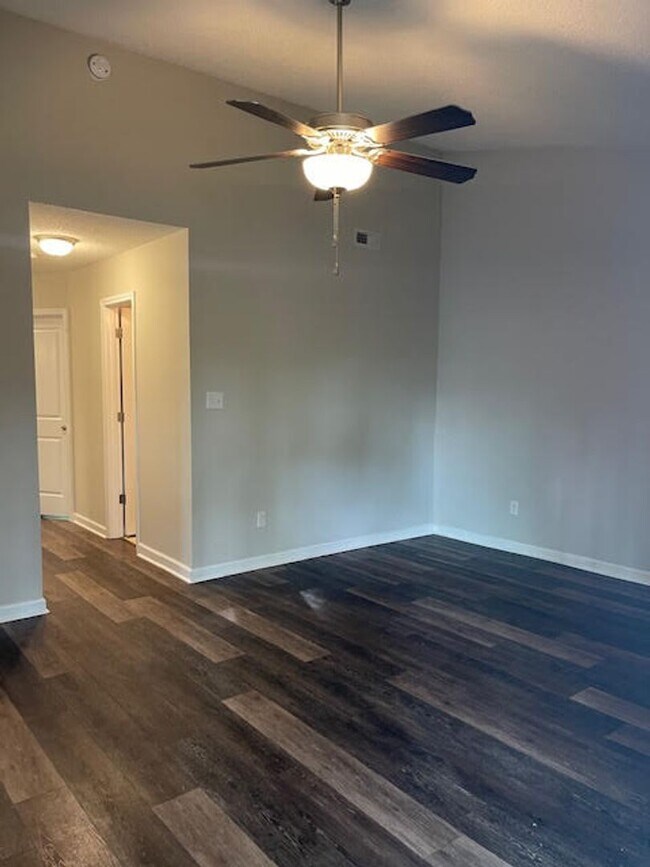 Building Photo - Great two bedroom, two bath duplex in Hunters Creek.