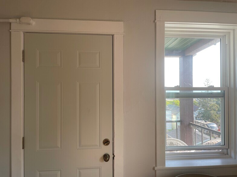 Building Photo - 432 E 7th St