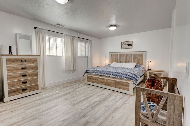 Building Photo - 12000 S Sunrise Cir
