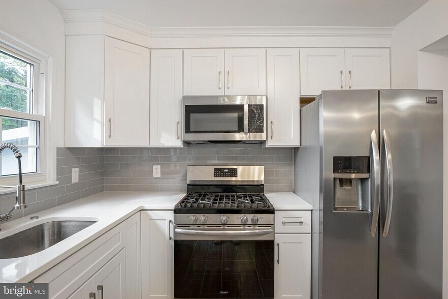 Building Photo - 4809 Camelot St