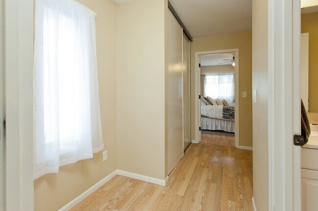 Building Photo - Charming 3-Bed Duplex in SE Minneapolis