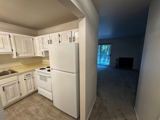 Building Photo - Charming Updated 2-Bed, 2.5-Bath Condo in Bremerton