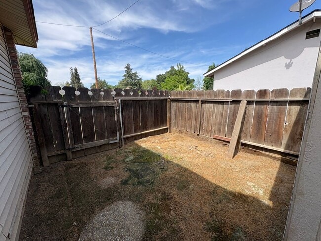 Building Photo - Corner lot home near Shopping Center Available Now!