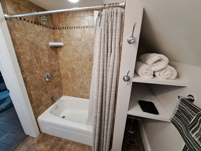 Building Photo - 14 Roy St