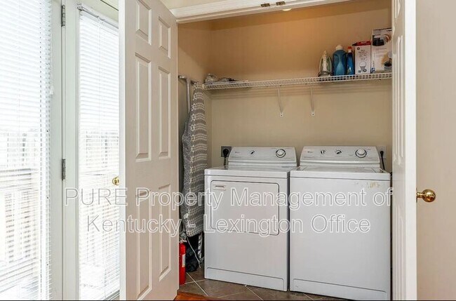 Building Photo - 804 Wabarto Way