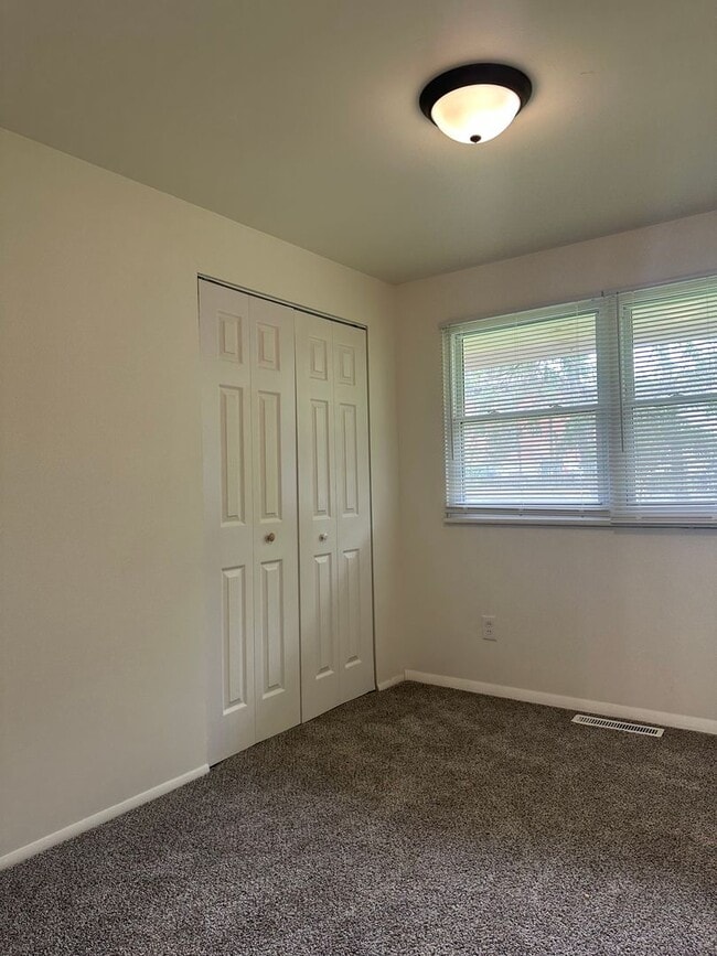 Building Photo - 4 Bed 2 Bath Home Available in Reynoldsburg!