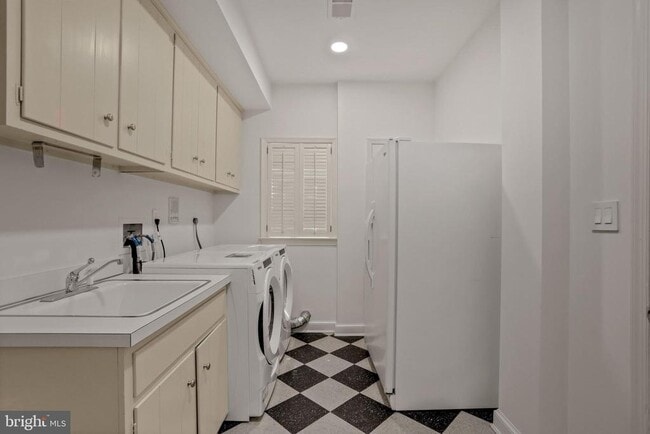 Building Photo - 4925 Weaver Terrace NW
