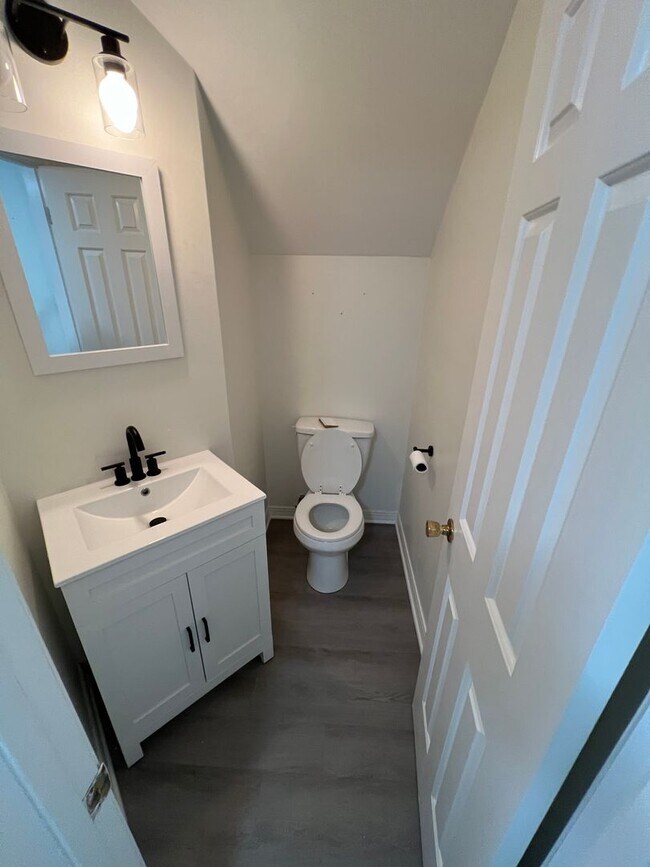 Building Photo - Nice 2 bedroom townhouse ready to go with covered parking!