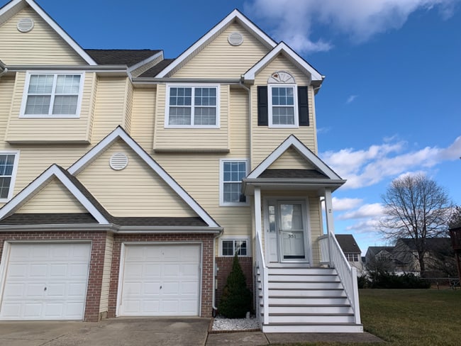 Building Photo - 351 Paradee Dr