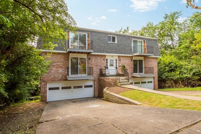 Building Photo - RENOVATED & READY FOR MOVE IN! 2-BEDROOM I...