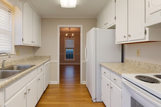 Building Photo - 1806 Heatherton Dr
