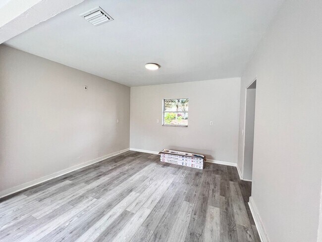 Building Photo - House in Deland