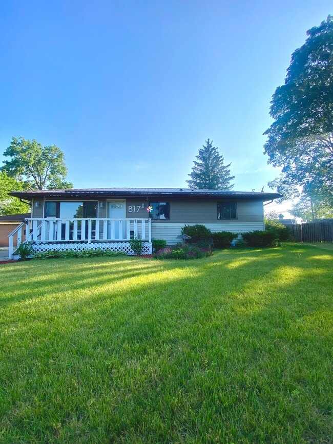 Building Photo - 817 Hiawatha Dr