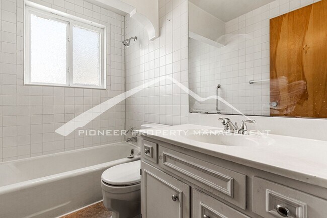 Building Photo - Charming Home with Washer/Dryer and Fenced...