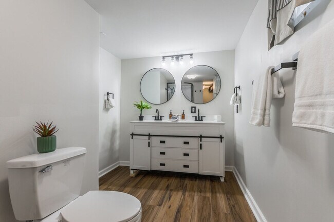 Building Photo - 4945 N Euclid Ave