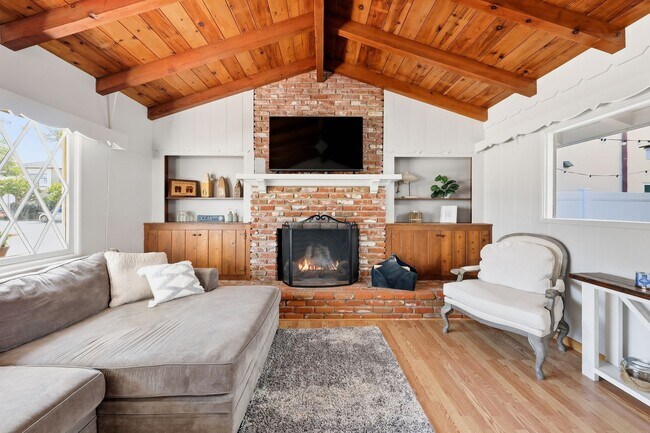 Building Photo - Furnished Balboa Peninsula Point Cottage Home | Available November 1st – April 30th