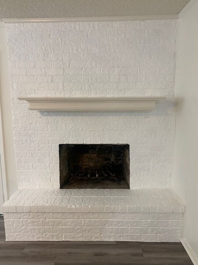 Building Photo - Move in ready! 3 Bedroom, 2 Full Bath Home...