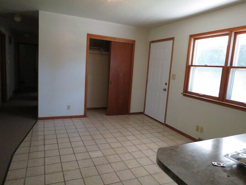 Eating Area - 725 W 19th St