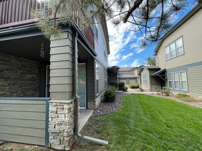 Building Photo - Spacious 2 Bed/2 Bath Ground-Level Condo i...