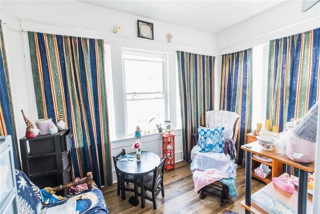 Building Photo - 839 E 26th St