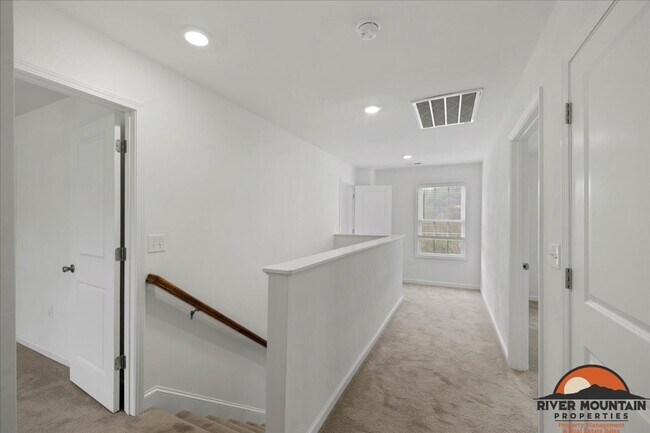 Building Photo - Spacious Three Level Home in Pembroke