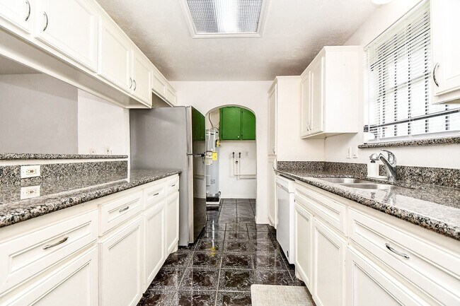 Building Photo - 9037 Crestview Dr