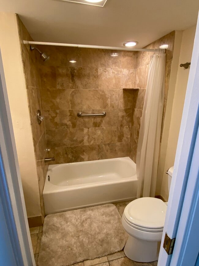 Building Photo - 706 SE 2nd Ave