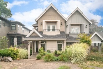 Building Photo - Luxury Townhome in the Heart of Lake Osweg...