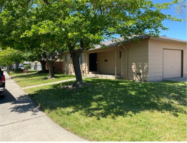 Building Photo - Move-In Ready 2BR Duplex — South Sacramento, Pets OK