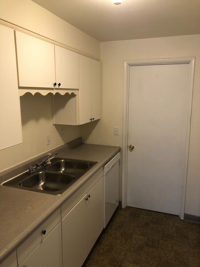 Building Photo - Three Bedroom Duplex in South Salem