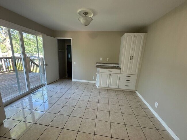 Building Photo - Three Bed 1 Bath Home