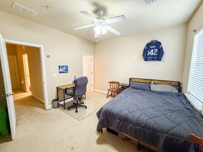 Building Photo - Chase Hollow #33