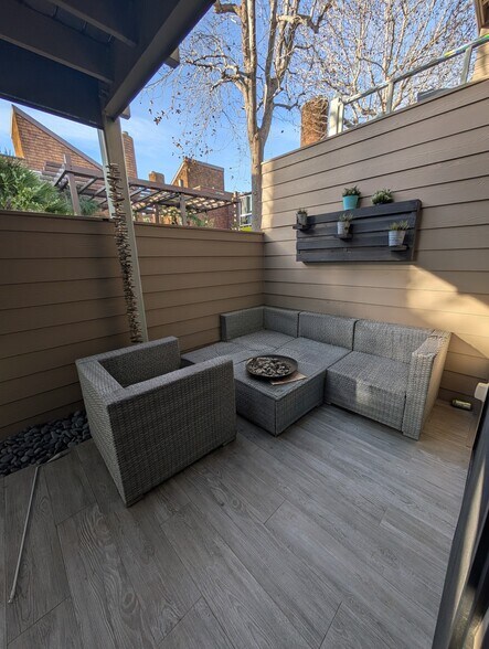 Building Photo - 245 S Helix Ave