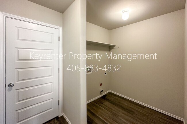 Building Photo - Gorgeous 4 Bed 2 Bath Home in Heart Of Yukon!