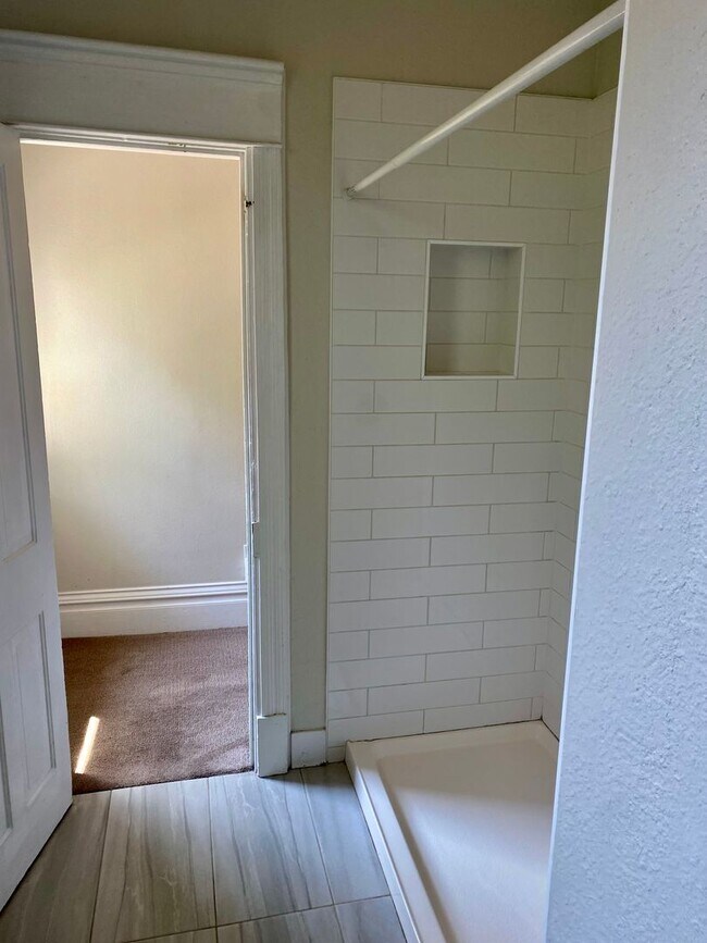 Building Photo - Spacious 4 bedroom Historic House - Available for Fall 2026-2027!