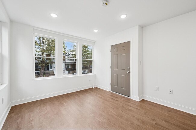 Building Photo - 2534 S 61st St