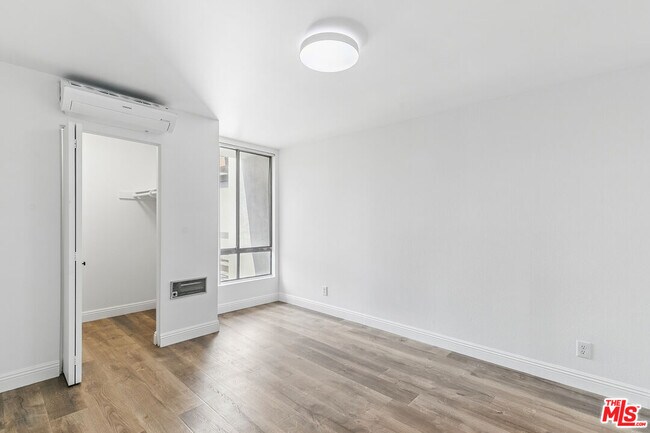 Building Photo - 320 S Ardmore Ave