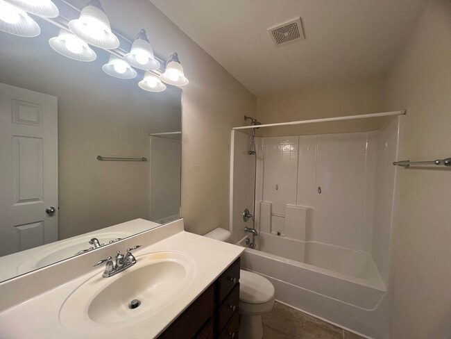 Building Photo - Home for Rent in the Desired Brookview Forest Subdivision