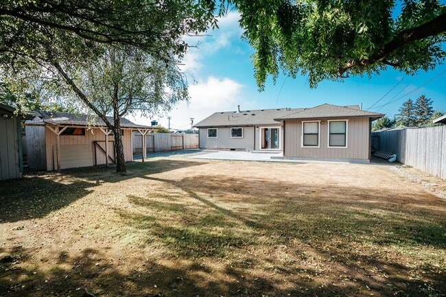 Building Photo - Single Family Home in Mckinleyville!