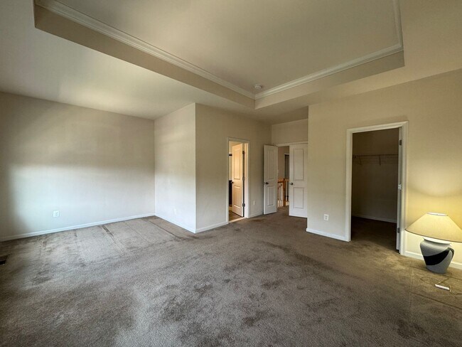 Building Photo - Luxurious 3 Bed 2.5 Bath End-Unit Townhome...