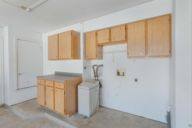 Building Photo - 1901 Hollow Tree Blvd