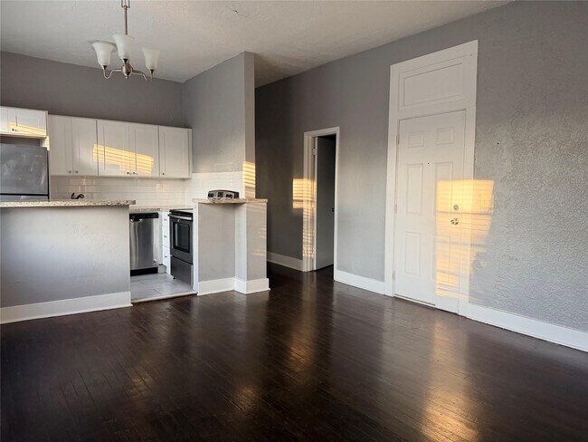 Building Photo - 1849 Dewey St