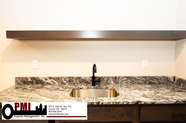 Building Photo - 5 Bedroom and 3 Bathroom House