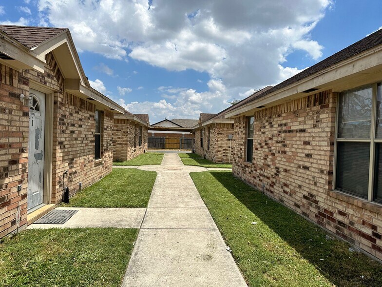 Stand alone apt - 2117 W Western Dr