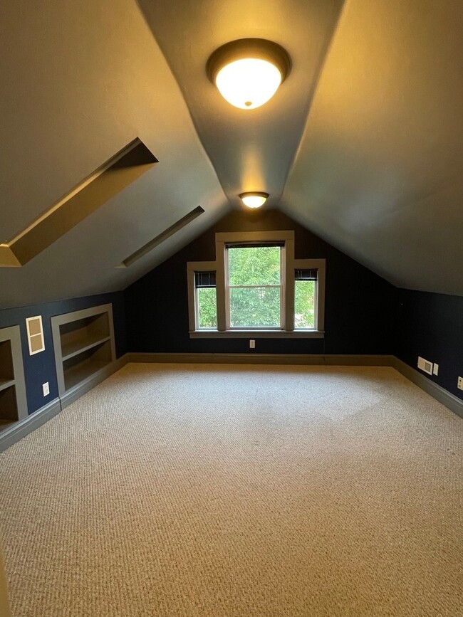 Building Photo - 831 Hayes Ave