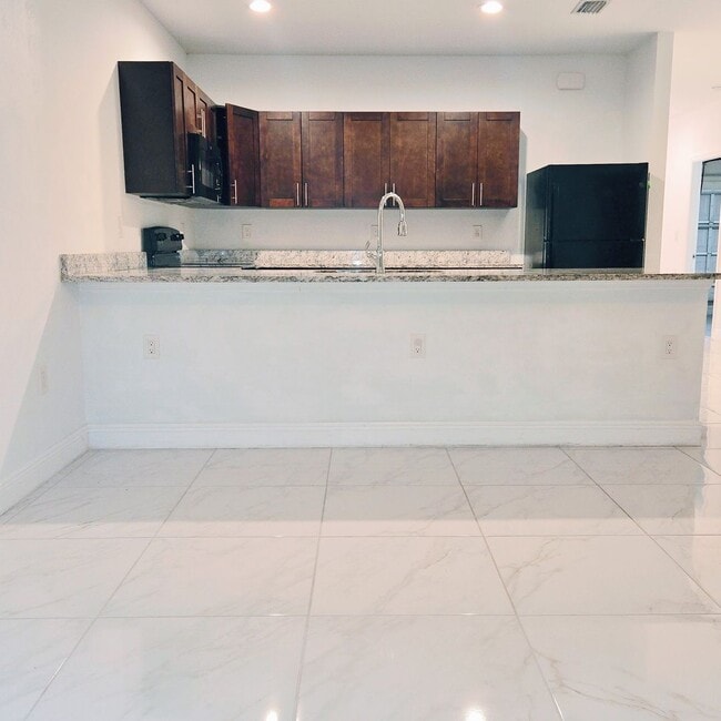 Building Photo - MUST SEE -2/2/1+OPEN DEN-DUPLEX IN GREENBR...